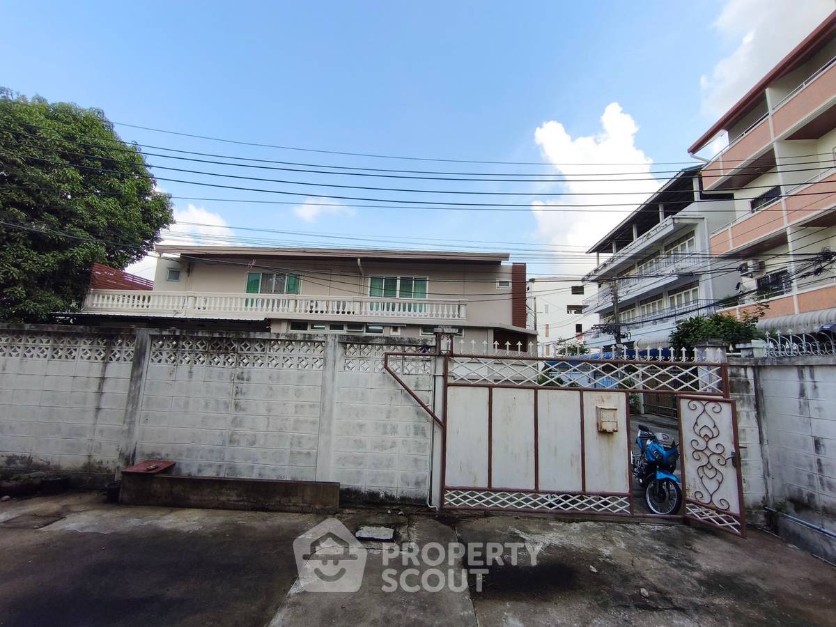 picture 4-Bedroom House 20m From MRT Tha Phra, Bangkok Yai (ID 3373431) - 8/8