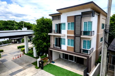 เช่าทาวน์โฮม กรุงเทพมหานคร : แยกมิสทีน 800 ม.ราษฎร์พัฒนา ทาวน์โฮม 3 ชั้น 4 นอน 5 น้ำ ใกล้ MRT ราษฎร์พัฒนา 900 ม.พื้นที่ใช้สอย 250 ตร.ม.เฟอร์ฯ เครื่องใช้ไฟฟ้าครบ
