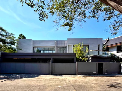 Houses for sale San Sai Chiang Mai : 🏡💦 Rare Home! Modern-Style 2-Story Pool Villa | “Spacious Front Yard, Waterfront Backyard” | Fully Furnished & Ready to Move In 