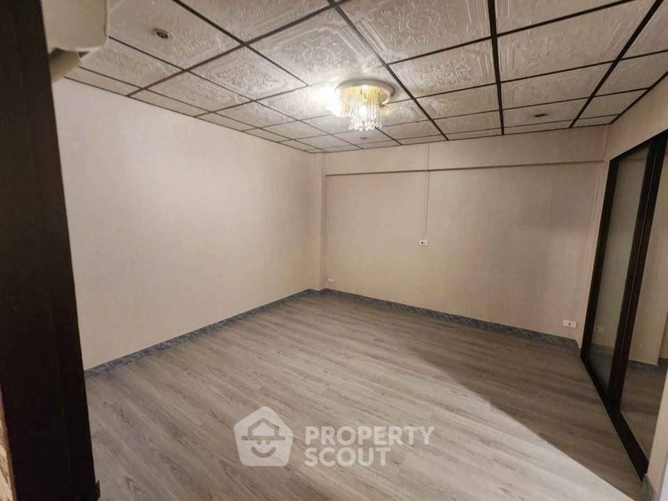 picture 2-BR Condo For Sale At Baan Ratchada, Wang Thonglang (ID 3381815) - 14/26