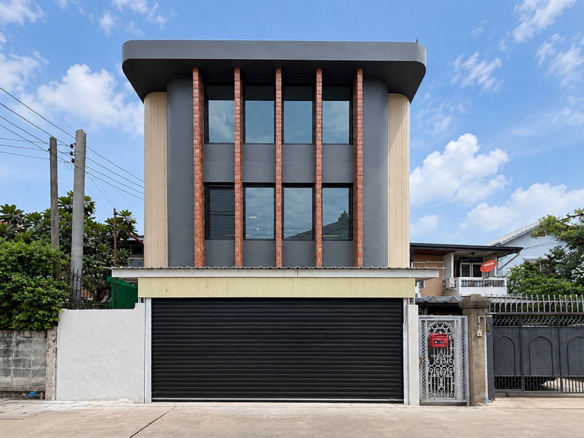 รูป ขายบ้านเดี่ยว 3 ชั้น สไตล์โมเดิร์นซอยรัชดา 42 ห่างจากปากซอย 400 เมตร เพียง 18.9 ล้าน - รูปที่ 2/28