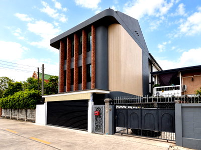 บ้านเดี่ยว ม.เกษตรศาสตร์ : ขายบ้านเดี่ยว 3 ชั้น สไตล์โมเดิร์นซอยรัชดา 42 ห่างจากปากซอย 400 เมตร เพียง 18.9 ล้าน