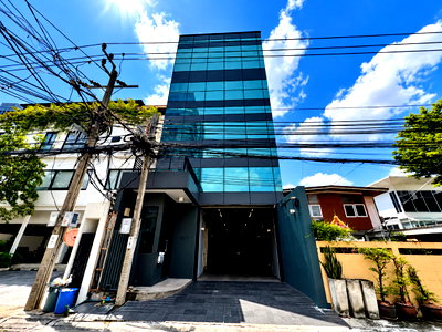 เช่าโฮมออฟฟิศ MRT เพชรบุรี : ให้เช่า Home Office 5 ชั้น พร้อมลิฟต์ส่วนตัว ใจกลางสุขุมวิท ย่านทองหล่อ พื้นที่ใช้สอยกว่า 900 ตร.ม. รองรับทั้งการอยู่อาศัย โฮมออฟฟิศ หรือบริษัท