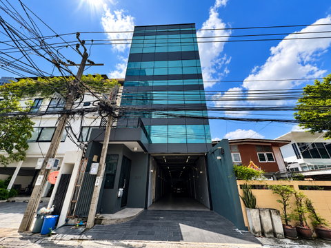 For Rent: 5-Storey Home Office with Private Elevator in Thonglor, Sukhumvit Approx. 900 sq.m. Usable Area | Private Elevator | Parking for 5–6 Cars