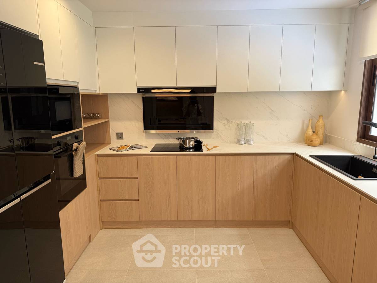 picture 3-BR Condo at Supalai Place Sukhumvit 39 near BTS Phrom Phong (ID 3372762) - 11/16