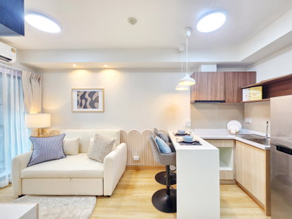 Condo in Ratchada area , convenient transportation, fully furnished and ready to move in.