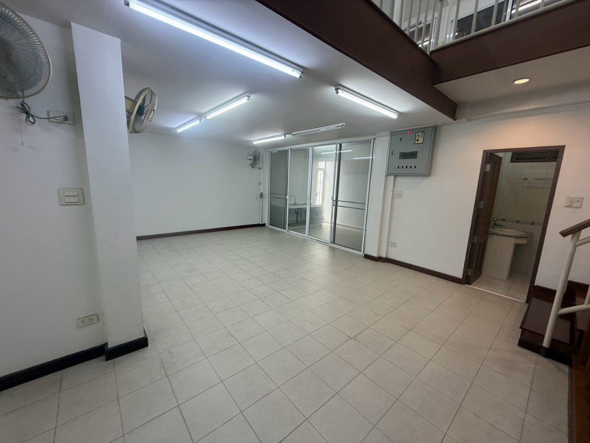 รูป โปรโมชั่นอยู่ฟรี 1 เดือน ก่อนเข้าเผื่อรีโนเวท บ้านพาณิชย์เส้นพัทยากลาง 10ห้องนอน 10ห้องน้ำ 5ชั้น - รูปที่ 19/88