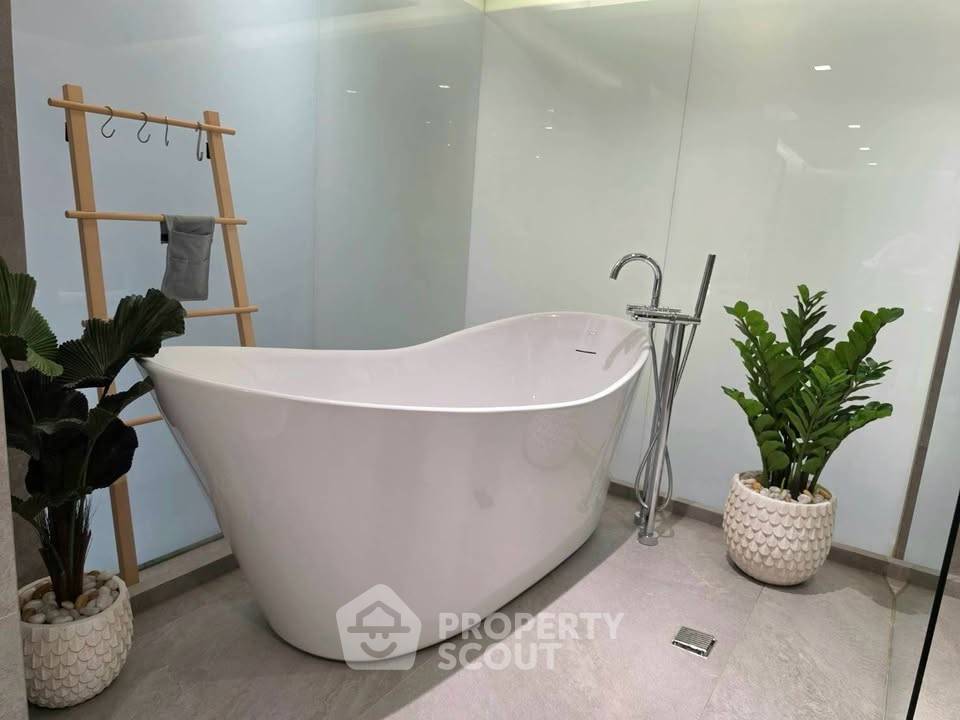 picture 3-BR Condo at Sathorn Park Place Condominium near MRT Lumphini (ID 3382581) - 13/15