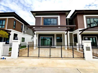 Twin houses for sale San Kamphaeng Chiang Mai : Semi-detached house for sale with a natural view from the front—Karnkanok Ville 26, San Kamphaeng.