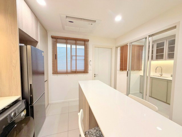รูป จดทะเบียนบริษัทได้ ทาวน์โฮม 3ชั้น 3นอน กรุงเทพกรีฑา รร.วัดลาดบัวขาว 600 ม. เนอวานา พอร์ช 1.5 กม. 18 ตร.ว. 202 ตร.ม. เฟอร์ฯครบ แอร์ทุกห้อง - รูปที่ 2/8