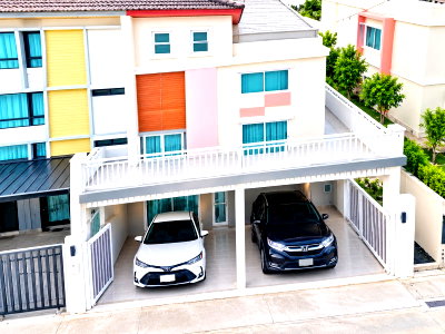 Houses for rent Lat Phrao : 			4Beds 450Sq.m. 3Baths NakNiwat 14–22 4-Storey Townhome for Rent 2Units Near Central EastVille 400m 28Sq.wah  Pradit Manutham Rd Ladprao71          