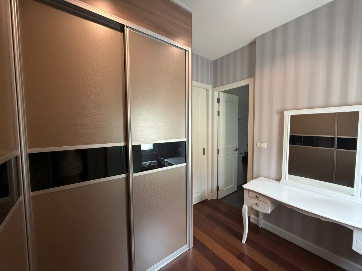 รูป ให้เช่าบ้าน/วิลล่า Villa Nakarin Onnuch-Wongwaen - 4 ห้องนอน 4 ห้องน้ำ - 388 ตร.ม. - เช่า 100,000 บาท/เดือน [BLh2610001]	 - รูปที่ 15/16