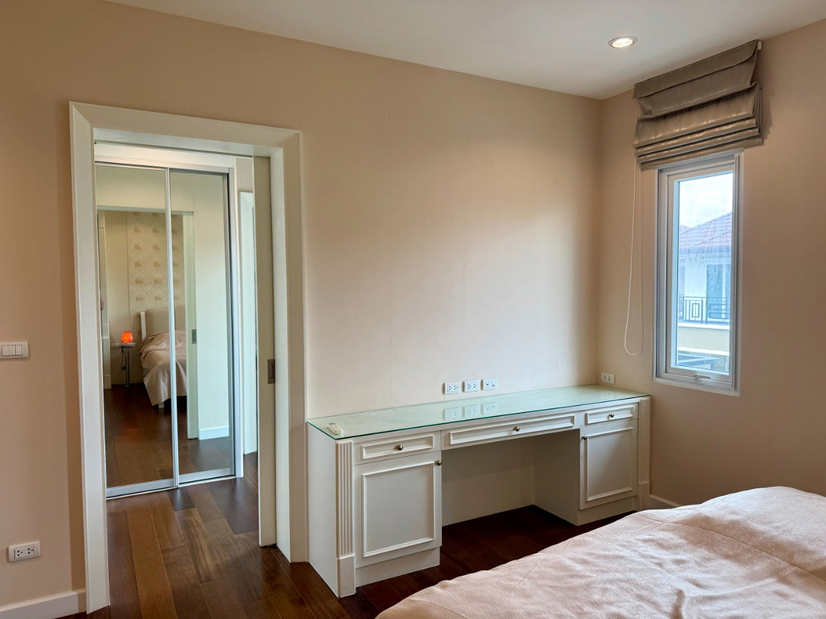 รูป ให้เช่าบ้าน/วิลล่า Villa Nakarin Onnuch-Wongwaen - 4 ห้องนอน 4 ห้องน้ำ - 388 ตร.ม. - เช่า 100,000 บาท/เดือน [BLh2610001]	 - รูปที่ 14/16