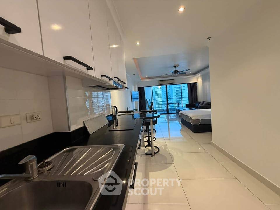 picture Studio Condo at View Talay 3 close to Phratamnak (ID 3386497) - 7/16