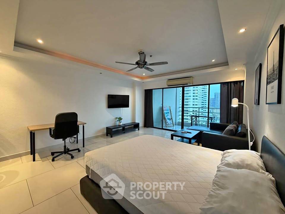 picture Studio Condo at View Talay 3 close to Phratamnak (ID 3386497) - 1/16