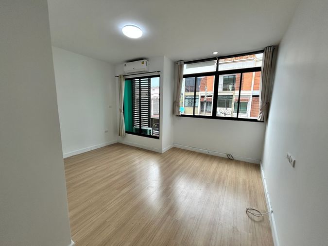 3-bed townhouse for rent, 18.5 sq wah, Six nature Petkasem 69