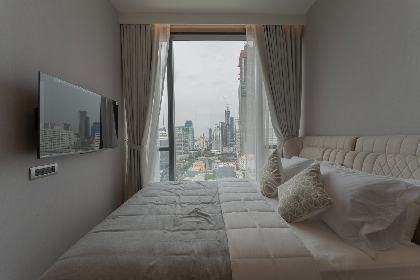 picture KHUN by YOO inspired by Starck 2 bedrooms, for rent - 35/37