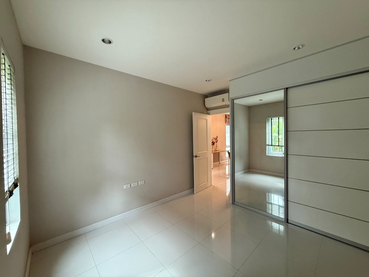 รูป ให้เช่าบ้าน/วิลล่า Villa Nakarin Onnuch-Wongwaen - 4 ห้องนอน 4 ห้องน้ำ - 388 ตร.ม. - เช่า 100,000 บาท/เดือน [BLh2610001]	 - รูปที่ 6/16