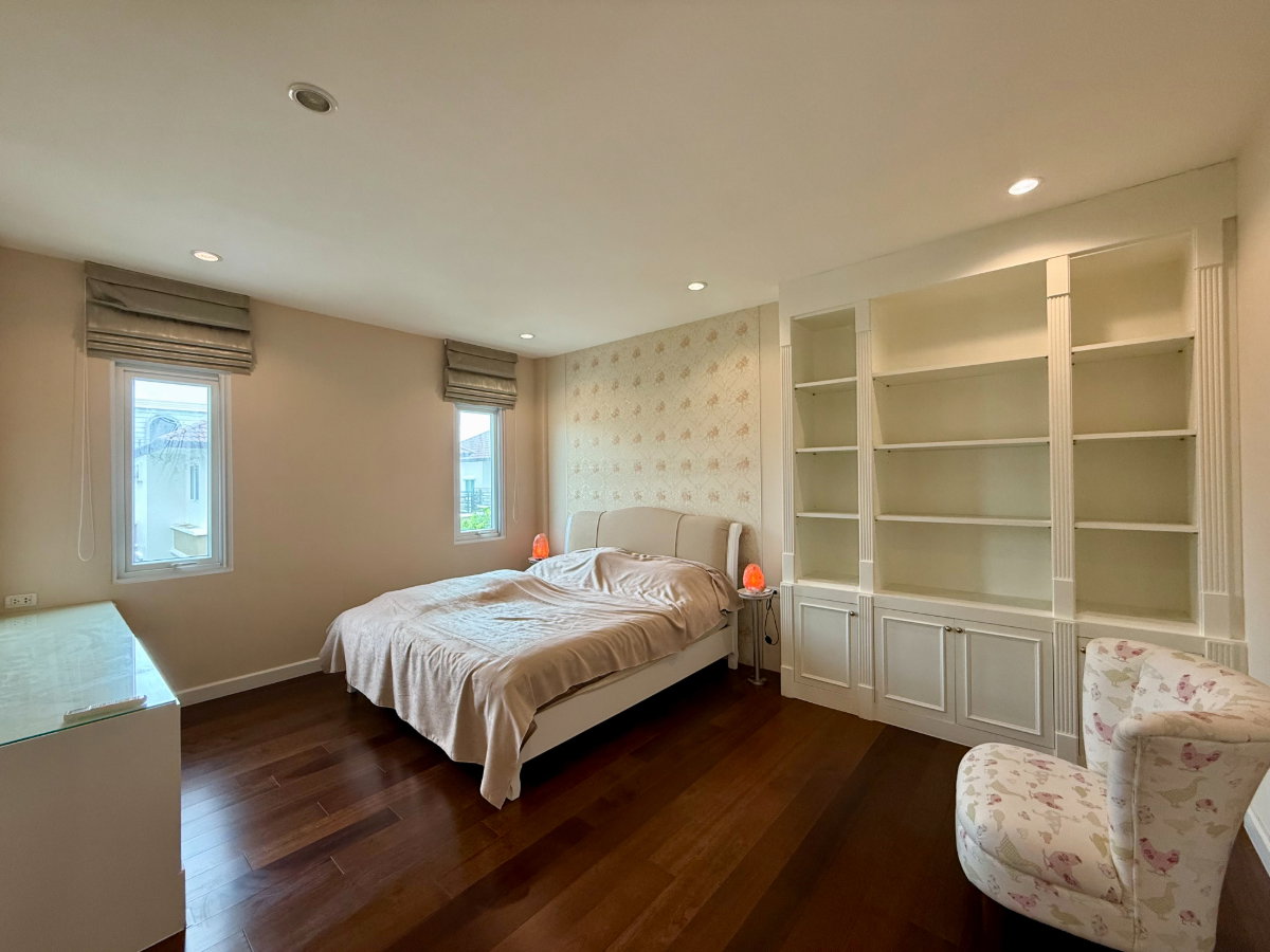 รูป ให้เช่าบ้าน/วิลล่า Villa Nakarin Onnuch-Wongwaen - 4 ห้องนอน 4 ห้องน้ำ - 388 ตร.ม. - เช่า 100,000 บาท/เดือน [BLh2610001]	 - รูปที่ 2/16