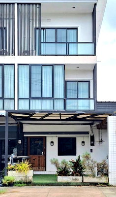 Shophouses for rent Chiang Mai : Commercial building for rent in a prime location near Waree School and 89 Plaza. Features 3 bedrooms4 bathrooms 2parking 🏷17,000 baht/month. 