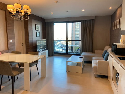 For rent: Rhythm Sukhumvit 42, corner room, 2 bedrooms, 2 bathrooms, 1 minute walk to BTS Ekkamai, behind Gateway Ekkamai.