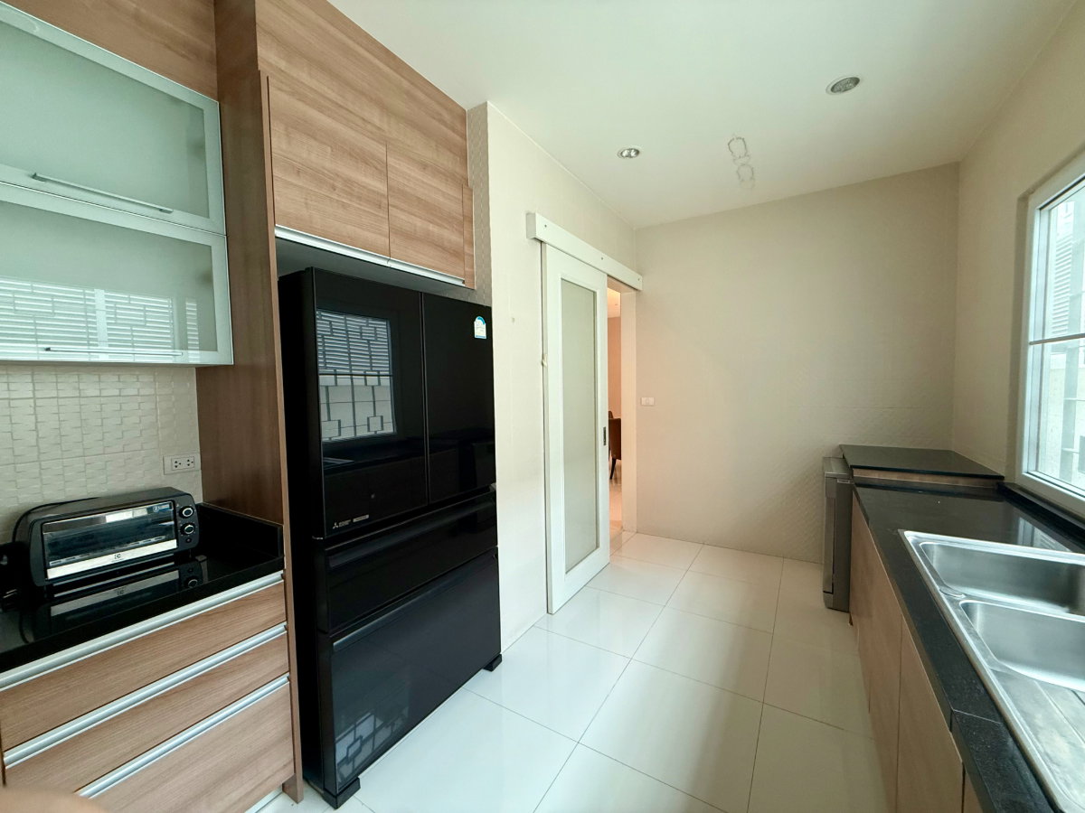 รูป ให้เช่าบ้าน/วิลล่า Villa Nakarin Onnuch-Wongwaen - 4 ห้องนอน 4 ห้องน้ำ - 388 ตร.ม. - เช่า 100,000 บาท/เดือน [BLh2610001]	 - รูปที่ 5/16