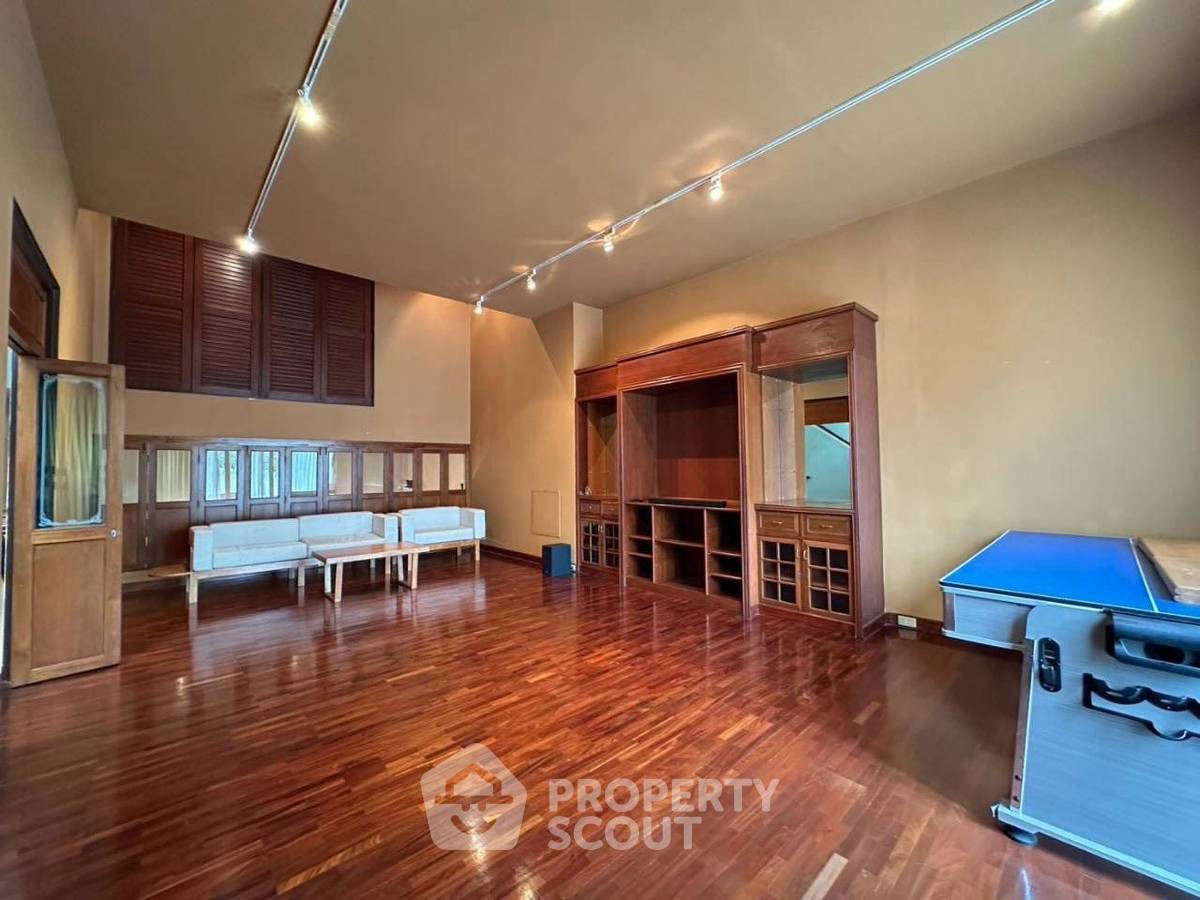 picture 5-BR Townhouse near MRT Sukhumvit (ID 3386490) - 4/9