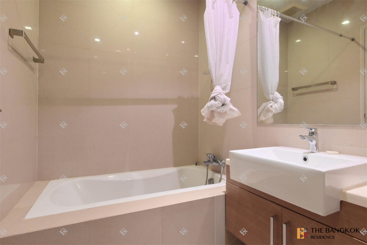 picture Noble Refine Convenient Travel, Great Value per Square Meter near BTS Phrom Phong - 8/10