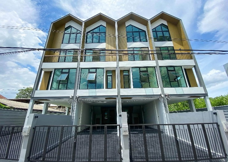 House For Rent Close to BTS Punnawithi Fully furnished