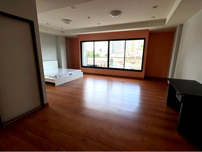 Shophouses for rent ViMUT Theptarin Rama 4 Hospital : 🏢 For Rent > 5-Story Commercial Building near BTS Phra Khanong. Contact us on Line: @unicondo.official