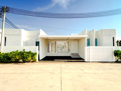 Houses for sale Pran Buri Prachaubkirikhan : Holiday Home Investment! 4-Bedroom Pool Villa Near the Beach in Pranburi Le Leaf Seabeach, Hua Hin-Pranburi