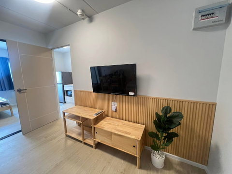 The owner releases it himself, the price is 6,500 baht/month including the common area, 2 months deposit, 1 month rent, contact K‘Nuch 082-3244622