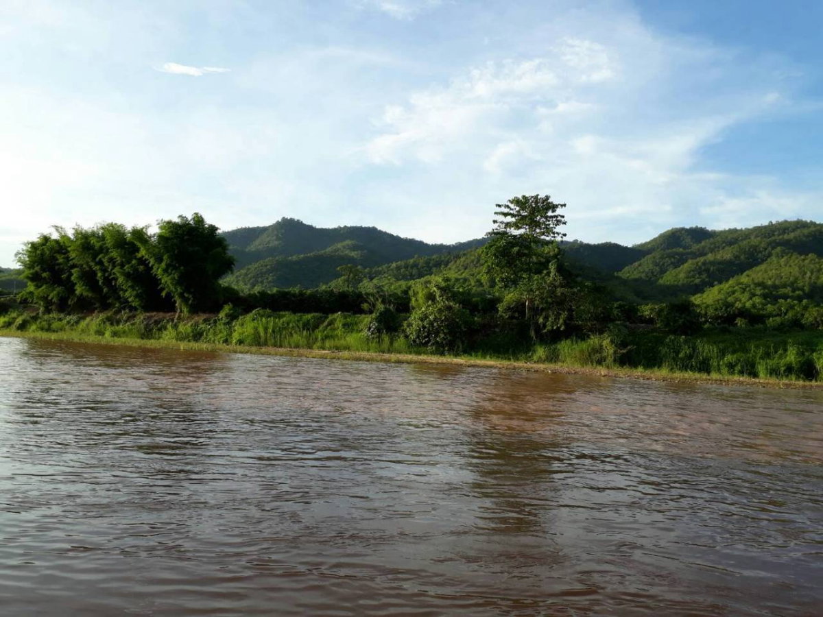 รูป ขายที่ดินทำเลสวยติดแม่น้ำกก 50 ไร่ — ต.ท่าตอน อ.แม่อาย จ. เชียงใหม่ ที่ดินพร้อมบ้าน + สวน + โกดัง - รูปที่ 2/5