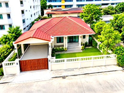 Houses for rent Bangkok : 			500 m. from the Thai-Nichi Institute of Technology  Kasem Bundit University Phatthanakan – 170 m. 2-          