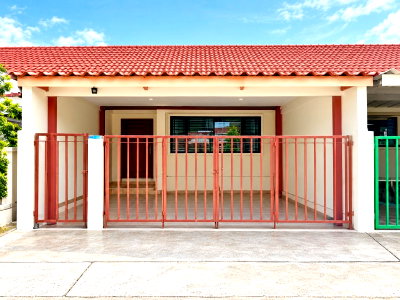 Townhouses for rent Bangkok : 			PrachaUthit this newly renovated single-story Ramkhamhaeng17-25 Sriwara  townhome for rent offers a garden view. Features 1 bed            