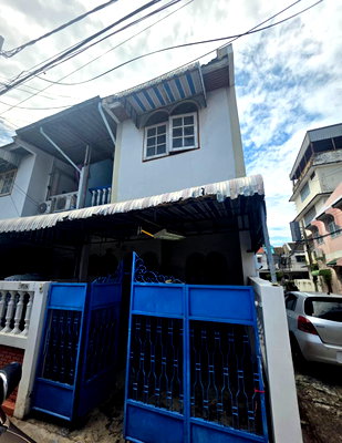 Townhouses for rent วิทยาลัยสารพัดช่างพระนคร : Townhouse for Rent in Huai Khwang, Pracharatbamphen Soi14 Pet Friendly