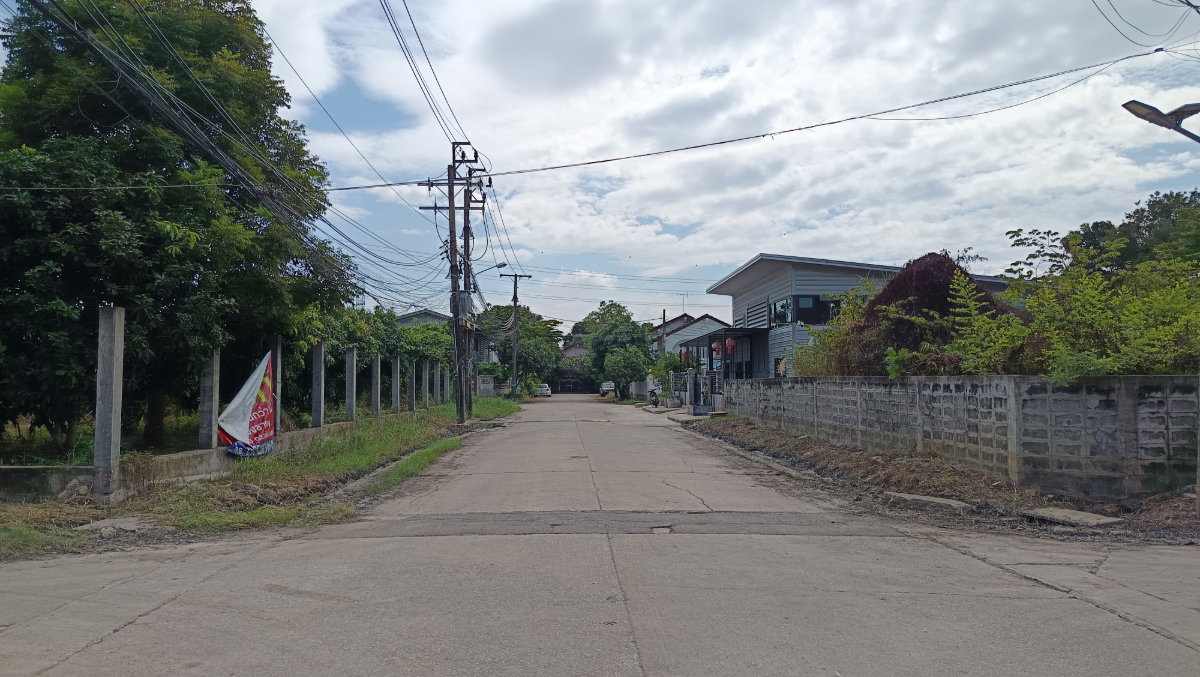 รูป ด่วน! ขายที่ดินถมแล้ว แปลงหัวมุม ทรงสวย ติดถนน 2 ด้าน ทำเล ซอย พัฒนาการ 65 - รูปที่ 3/12