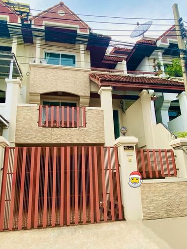 ให้เช่าทาวน์โฮม 5 ห้องนอน 30 ตร.ว. รอยัลนครินทร์วิลล่า