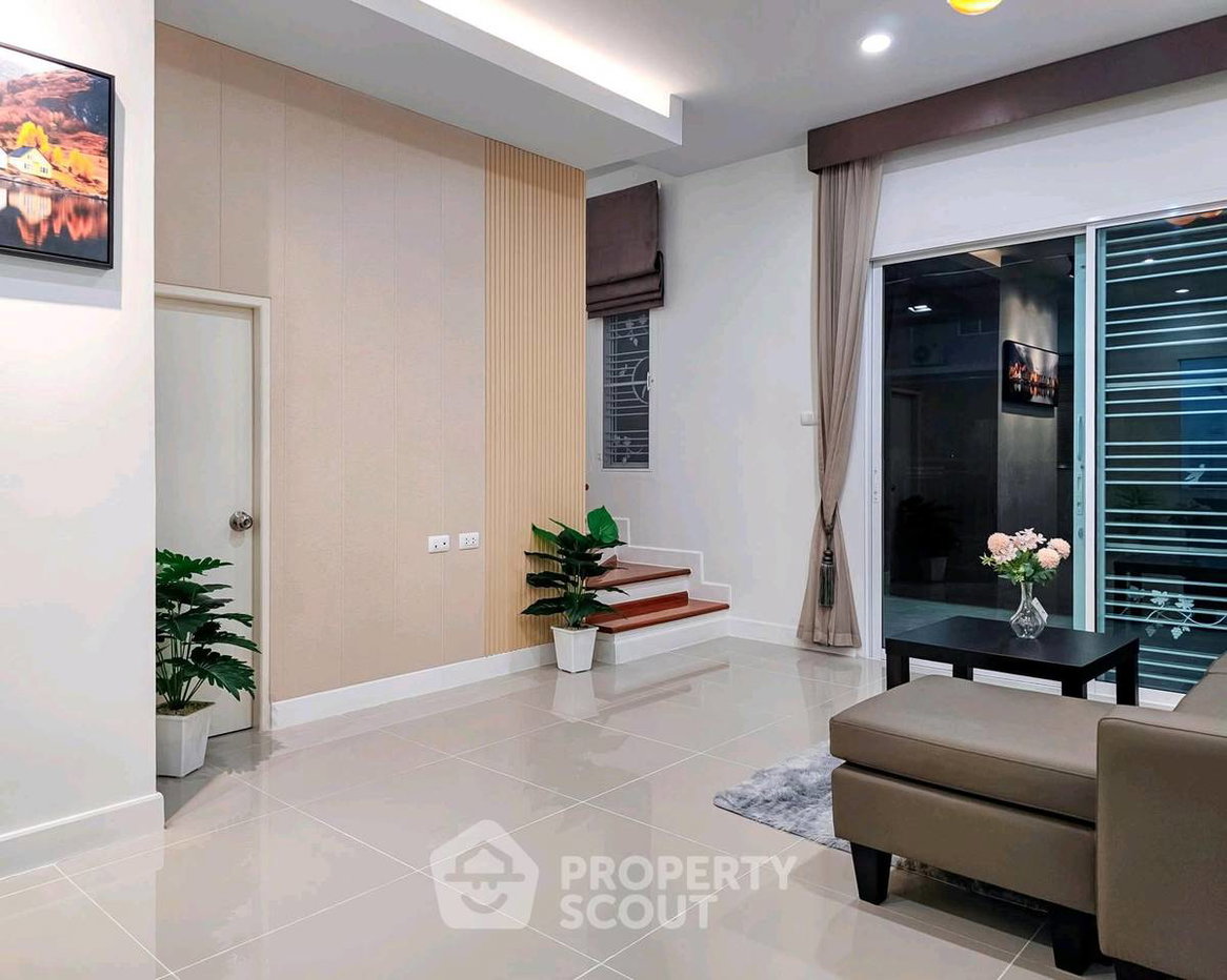 picture 3-BR Townhouse in Bang Rak Yai (ID 3384664) - 9/32