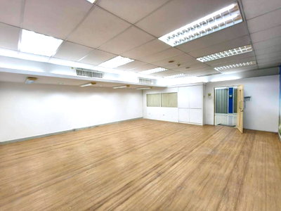 Office for rent Chatuchak : #OHR07 Office Space for Rent | THB 550/sq.m. 📍 Only 120 m. from MRT Lat Phrao