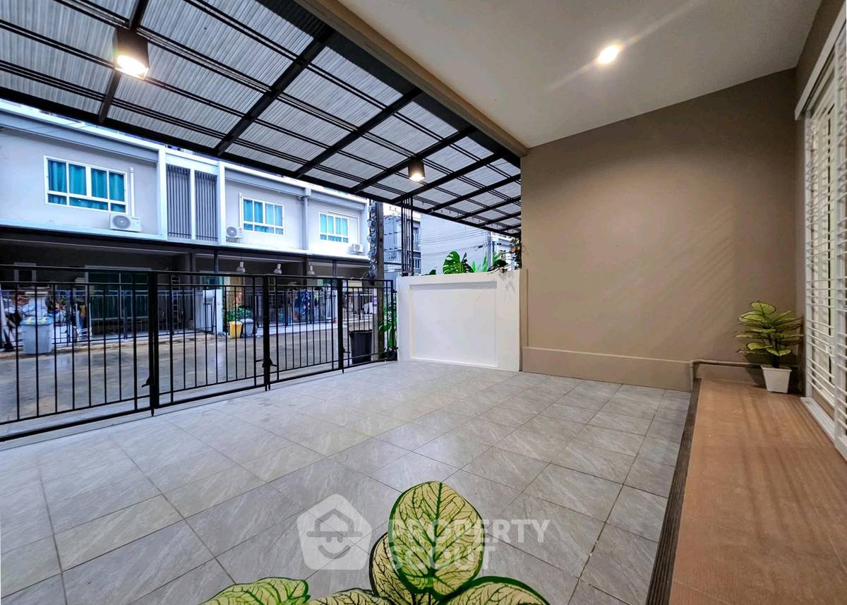 picture 3-BR Townhouse in Bang Rak Yai (ID 3384664) - 3/32
