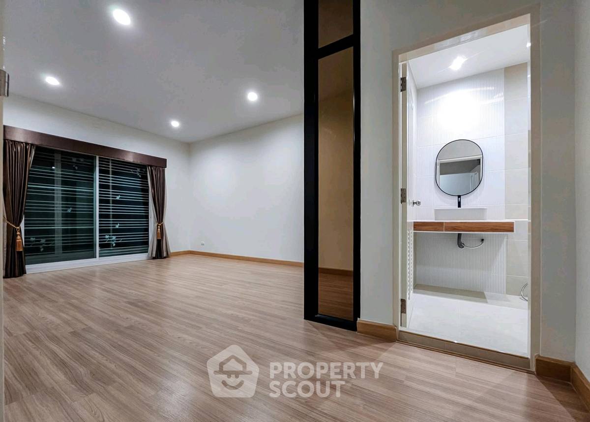 picture 3-BR Townhouse in Bang Rak Yai (ID 3384664) - 24/32