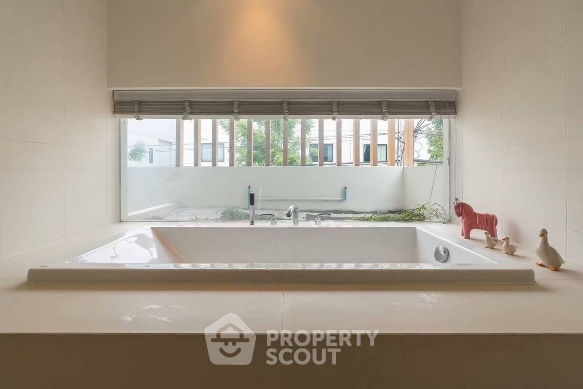 รูป บ้าน 4 ห้องนอน ขนาด 340 ตร.ม. ที่ Courtyard Villa Rama 9 - Wongwaen (ID 3393588) - รูปที่ 11/16