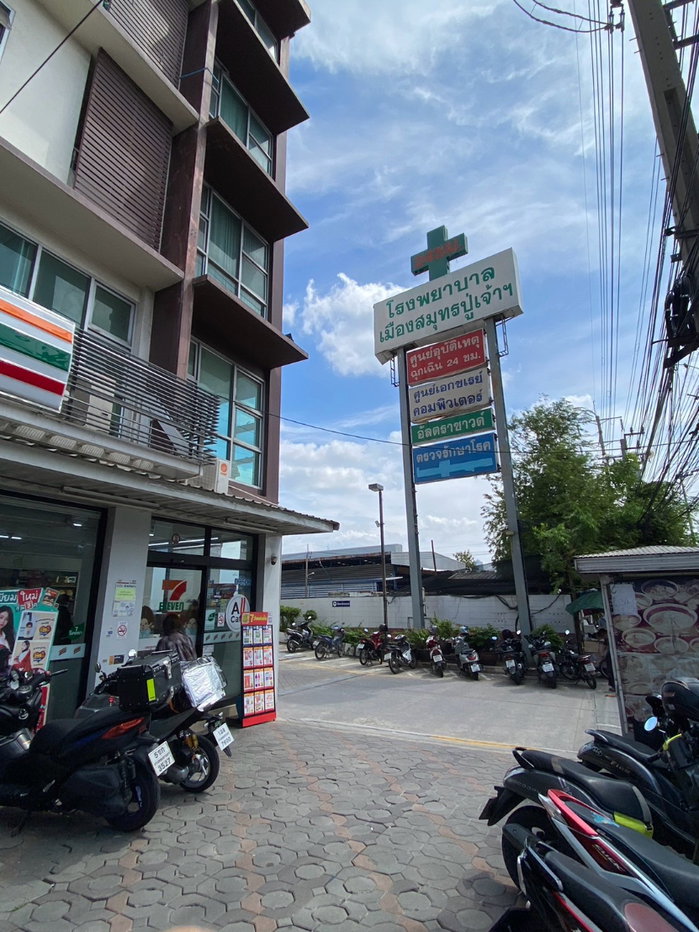 รูป ทำเลดีมีชัยไปกว่าครึ่ง! ให้เช่าตึกแถวติดถนนใหญ่ ตรงข้าม รพ. ว่างพร้อมกัน 6 คูหา (เช่าแยก/ยกบล็อกได้) - รูปที่ 2/3