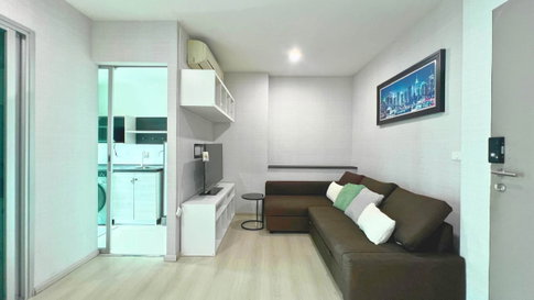 MRT Huai Khwang 500 m. Condo Life Ratchadapisek ( Rental ) Price 25,000 Baht