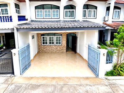 Townhouses for rent Bueng Kum : 			Nawamin20-28 2Bed 2Bath Townhous Lotus's Sukhaphiban 1 (1.3 km), MaxValu8,998Baht/month Nawamin Phir          