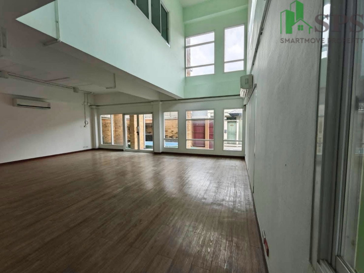 picture Office Building for Rent | On Nut 66 Near MRT Yellow Line, Si Srinagarindra 38 Station (SPSMG132) - 1/16
