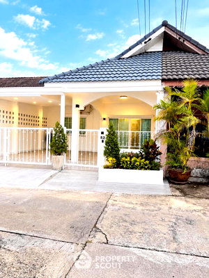 Townhouses for sale Chonburi : Pet-Friendly 2-BR Townhouse At Beautiful Ready-To-Move-In Home (ID 3393471)