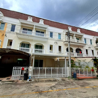 Townhouses for sale Bangkok : Newly renovated 3-story townhome for sale at The Metro Sathorn-Kalapaphruek – ready to move in.
