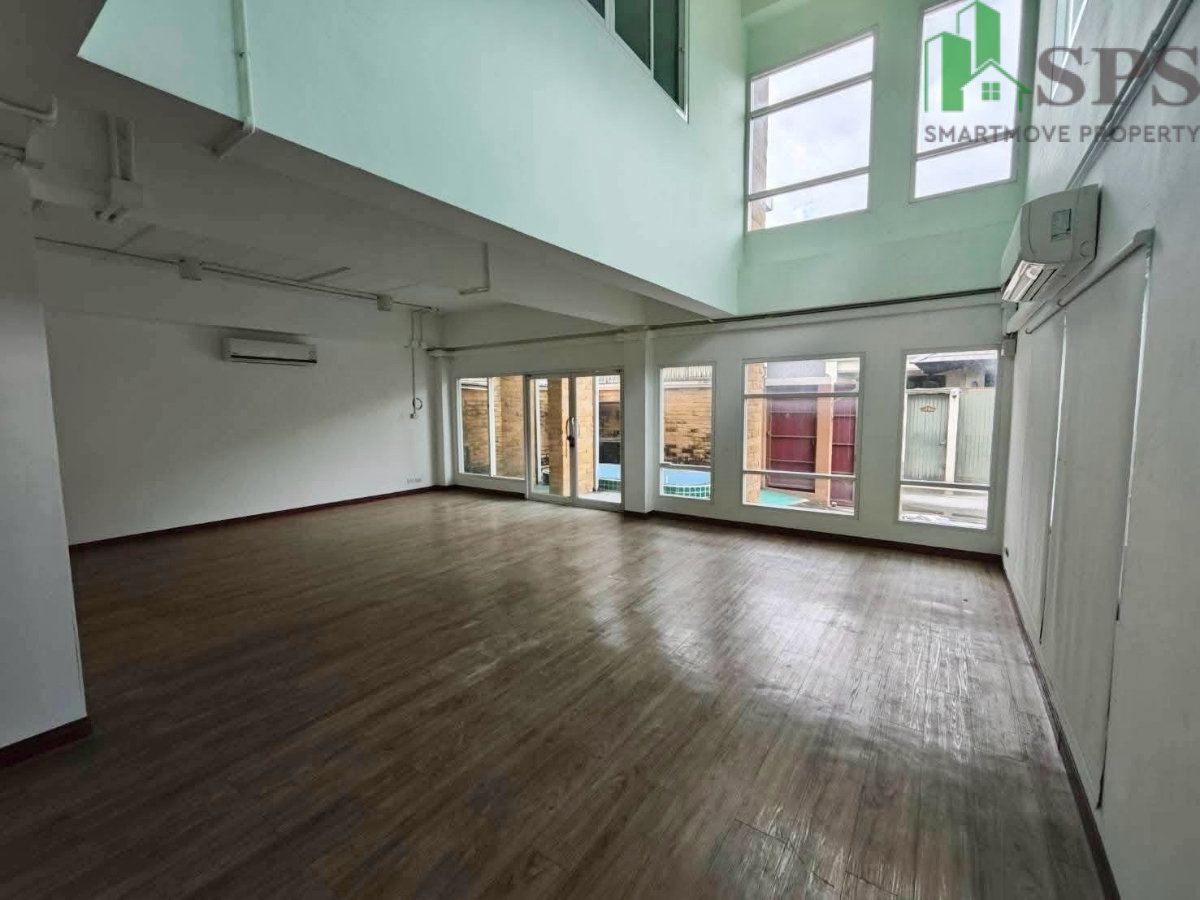 picture Office Building for Rent | On Nut 66 Near MRT Yellow Line, Si Srinagarindra 38 Station (SPSMG132) - 2/16